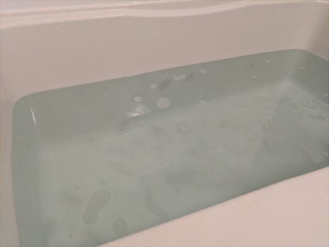 無色透明の浴槽の画像